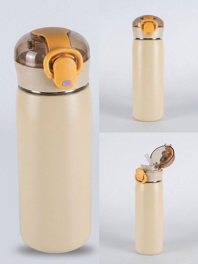 Bouteille isotherme de couleur beige pour enfant, présentée sous trois angles : fermée, vue de côté, et ouverte avec le capuchon relevé révélant la paille intégrée et le bouton de verrouillage jaune.