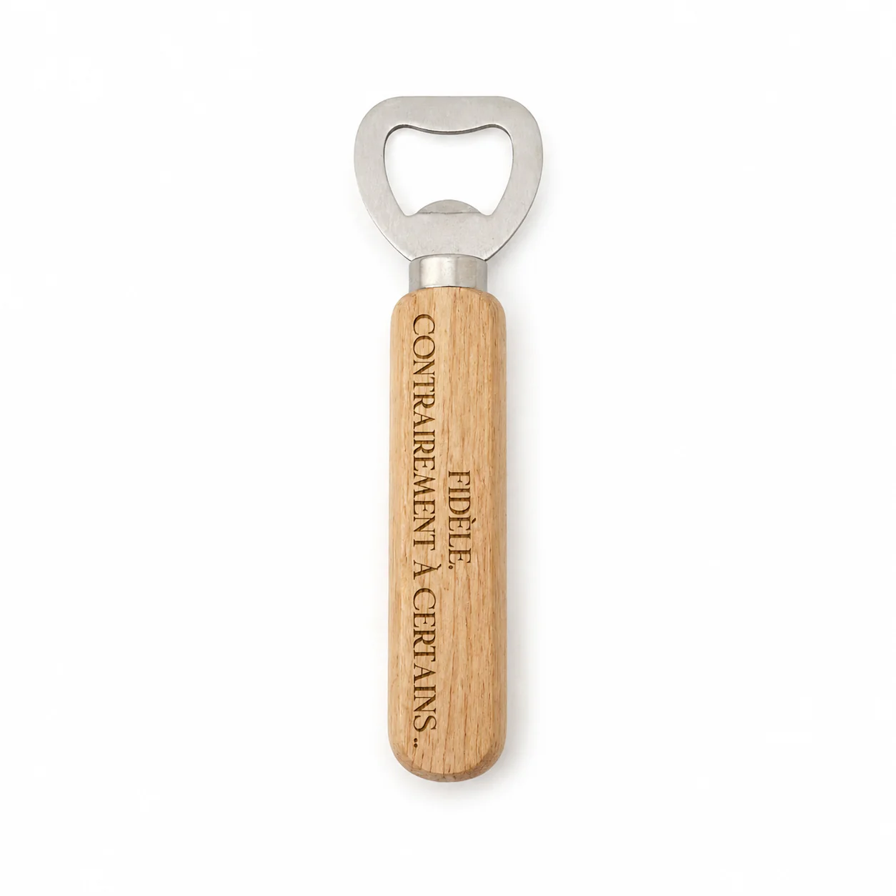 Décapsuleur manuel composé d'une tête en acier inoxydable et d'un manche cylindrique en bois clair gravé verticalement de la phrase humoristique "FIDÈLE. CONTRAIREMENT À CERTAINS...".