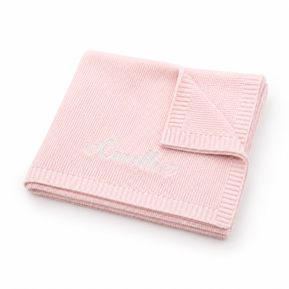 image couverture maille rose avec une broderie écrite Camille