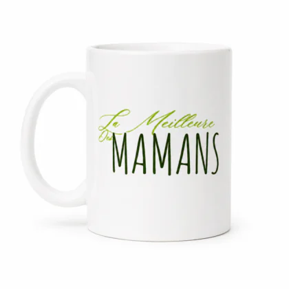 Mug blanc classique en céramique, arborant une inscription décorative composée des mots "La Meilleure des" en typographie cursive vert clair et du mot "MAMANS" en lettres capitales plus grandes et droites, de couleur vert foncé.
